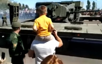В России после парада перевернулся танк (видео)