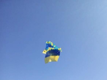 Над Донецким аэропортом появился украинский флаг (фото)