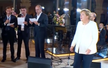 Меркель в Грузии спела любимую песню