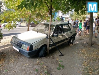 Житель Запорожской области разбил машину и сказал, что это не его авто (ВИДЕО)