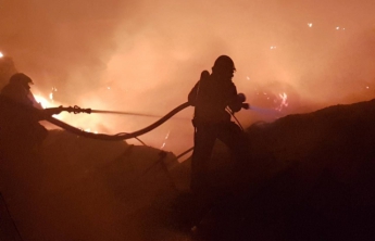 Масштабный пожар на "Новой почте" в Мукачево: появились новые фото, видео и подробности
