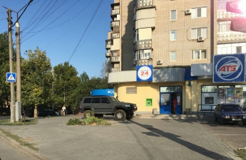 В Мелитополе водитель внедорожника подъехал за «хлебушком» к двери АТБ (фото)