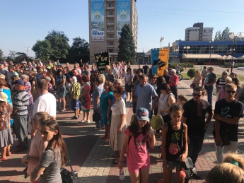 В центре Мелитополя собрались верующие, чтобы помолиться за Украину