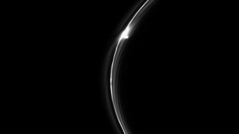 Зонд NASA зафиксировал таинственный объект в кольцах Сатурна