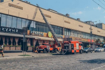 В центре Киева загорелся ресторан, наполненный людьми. Фото