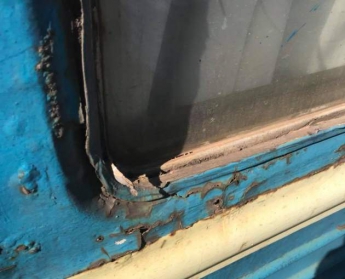 Поездка в один конец: дырявый поезд привел украинцев в бешенство (фото)