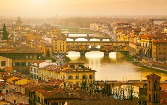 Во Флоренции задержали туристов за нарисованное сердце на мосту XIV века