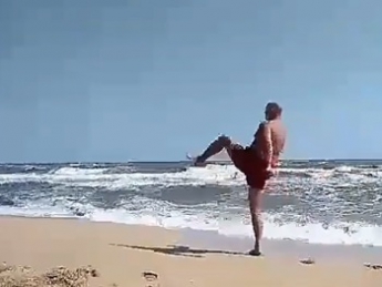 "Шоу" на пляже в Кирилловке устроил веселый пенсионер (видео)