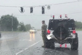 Солдат вийшов з машини і став стояти струнко. Водії думали прогнати його, поки не побачили ... (видео)