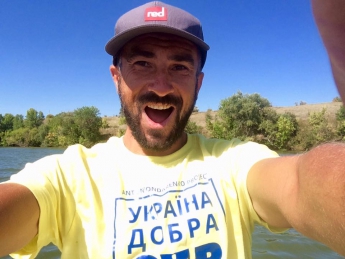 В Запорожье встретят путешественника, плывущего на доске из Киева в Одессу