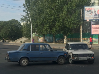 В Мелитополе два ВАЗа «поцеловались» на перекрестке