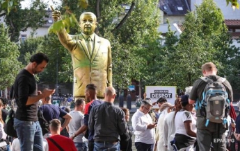 В Германии демонтируют "золотую" статую Эрдогана