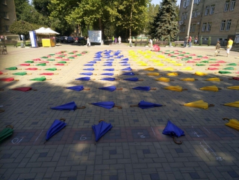 Площадь перед ЗНУ украсили сотнями цветных зонтиков (Фото)