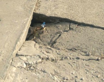 На Набережной в Запорожской области ребенок провалился в яму на тротуаре