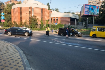 В Киеве из-за отпавшего колеса столкнулись три машины