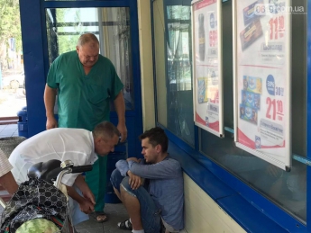 В Мелитополе около супермаркета лежал мужчина без сознания, - ФОТО