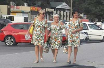 Family Look по-мелитопольски. Дамы в цветастых платьях порадовали глаз горожан (фото)