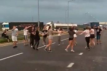 Туристы устроили зажигательные танцы в очереди на украинско-польской границе (Видео)