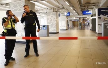 В Амстердаме мужчина с ножом напал на прохожих