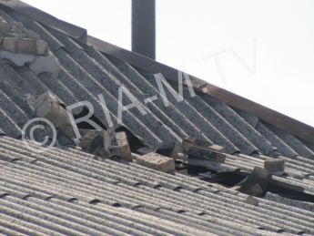 Сильный ветер повалил дымоход и пробил крышу (фото)