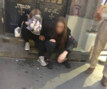 ​Школьницы напились до потери сознания во Львове: их нашли лежащими на улице