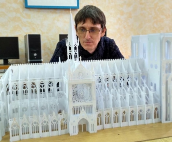 В Мелитополе преподаватели изготовили собор Парижской Богоматери в 3-D формате