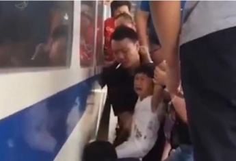 Трехлетнюю девочку спасли из-под поезда (видео)