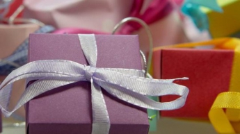 Мужчина 48 лет хранил подарок бывшей девушки и открыл его