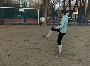 Взлом стереотипов. В Мелитополе девушка показала мастерское владение футбольным мячом (видео)