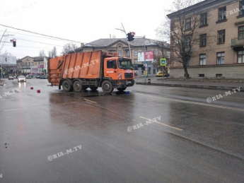 В Мелитополе случилось ДТП с участием мусоровоза (фото)