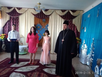 В Мелитополе благочинный поздравил детей из приюта с праздником Сретения Господня