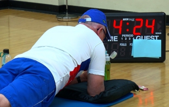 Американец в 71 год простоял в планке 38 минут (видео)