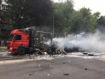 В Запорожье сгорел грузовик службы доставки (фото)