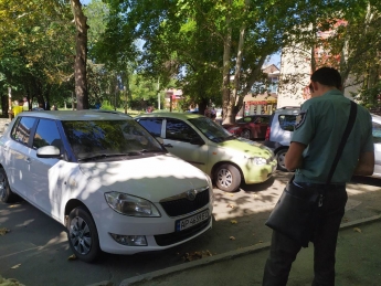 Как в Мелитополе на контролеров правил парковки реагируют (фото, видео)