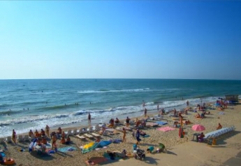В Кирилловке народ уже занимает места на пляже – погода благодать (фото, видео)