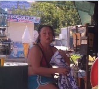 Я же мать - в Кирилловке пьяная мать с пивом в руках вела малышку на пляж (видео)