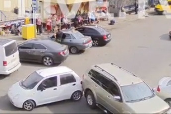 Выехали с парковки, называется - невнимательность водителей спровоцировала ДТП (видео)