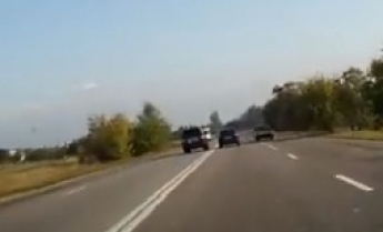 На запорожской трассе маршрутка с людьми едва не попала в аварию (видео)