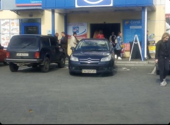 В Мелитополе автохамы перегородили вход в супермаркет (фото)