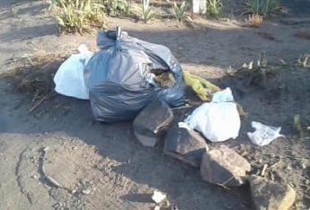 Жители  Мелитополя  собрались выбросить мусор под кабинет директору «Умвельт-Мелитополь» (фото, видео)