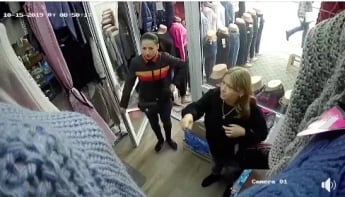Ловкость рук: на Анголенко женщина украла у продавщицы мобильный (Видео)