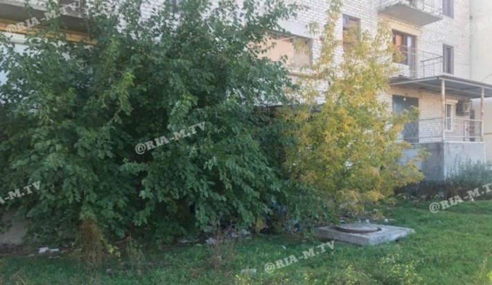Недостроенный дом военных в Мелитополе обживает семья бездомных – зрелище не для слабонервных (видео, фото)