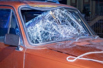 Ужасное ДТП в Днепре: от удара пешеход залетел в салон автомобиля. ВИДЕО