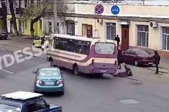 Потерял пассажирку и поехал дальше: жительница Одессы выпала на ходу из маршрутки