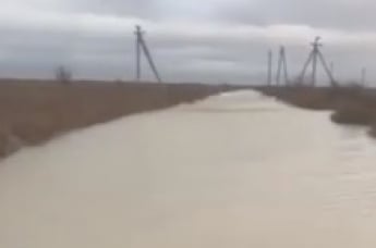 Стихийное бедствие - в Кирилловке Азовское море затопило дорогу на остров Бирючий (видео)