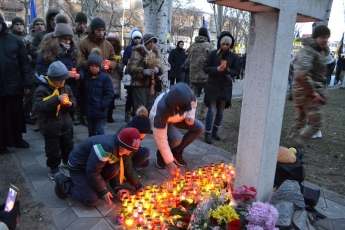 Мелитополь зажег свечи в память об умерших в голодомор (фото)