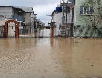 В Кирилловке море затопило дороги и электроопоры - видео с места стихийного бедствия