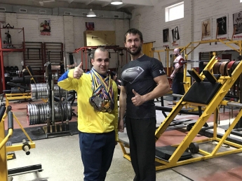 Три килограмма наград. Слабовидящий спортсмен из Мелитополя привез очередную победу из Египта (фото, видео)