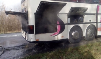 На трассе Киев-Чоп загорелся автобус с десятками туристов