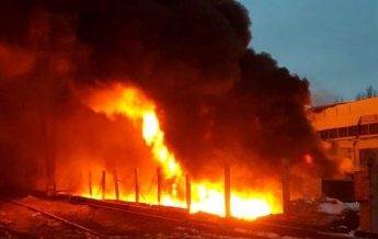 В Полтаве тушат масштабный пожар на складах (фото)